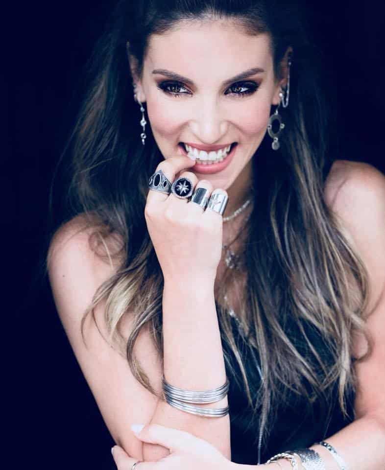 Αθηνά Οικονομάκου  βιογραφικό σήμερα! Η προσωπική ζωή, η ηλικία, το ύψος, η καταγωγή, οι σπουδές, και τα κιλά 4
