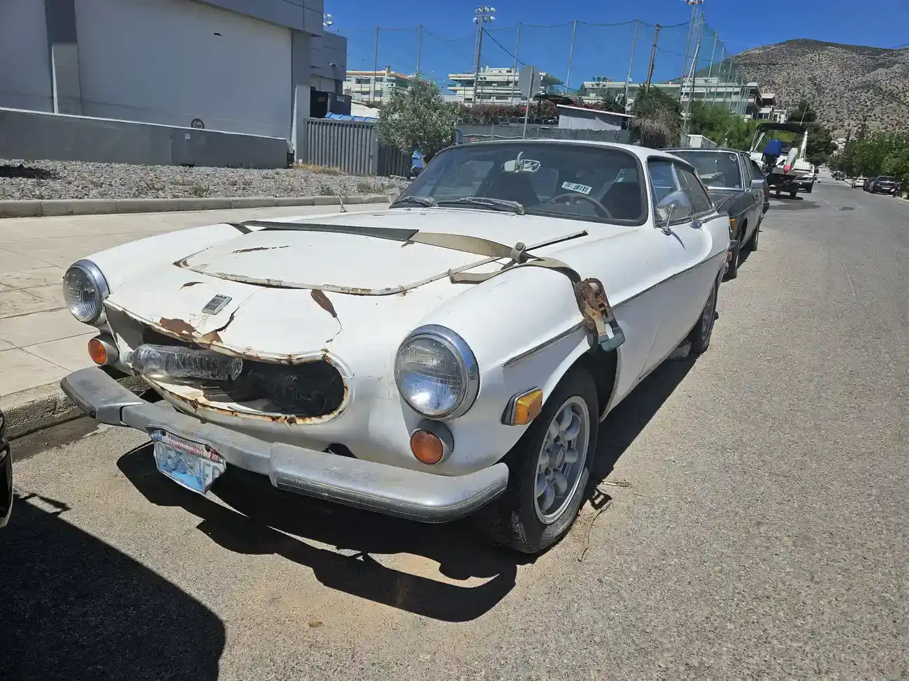 Σπάνια κλασικά αυτοκίνητα: Το θρυλικό Volvo P1800 του «Αγίου» βρέθηκε στη Γλυφάδα