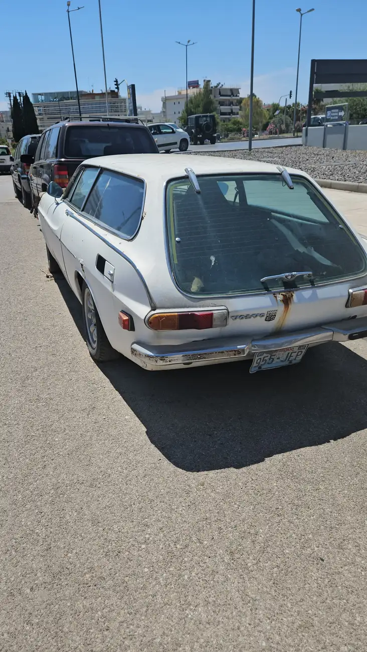 Σπάνιο Volvo P1800ES στη Γλυφάδα με πινακίδες από την Ουάσινγκτον