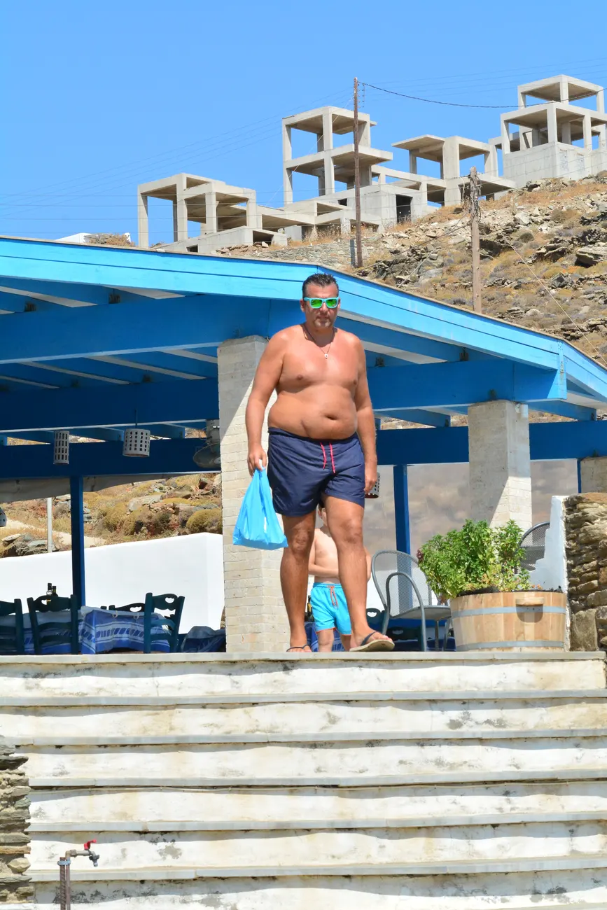 Οι μισθοί των παρουσιαστών της ενημέρωσης στην ελληνική τηλεόραση απέναντι στον βασικό μισθό