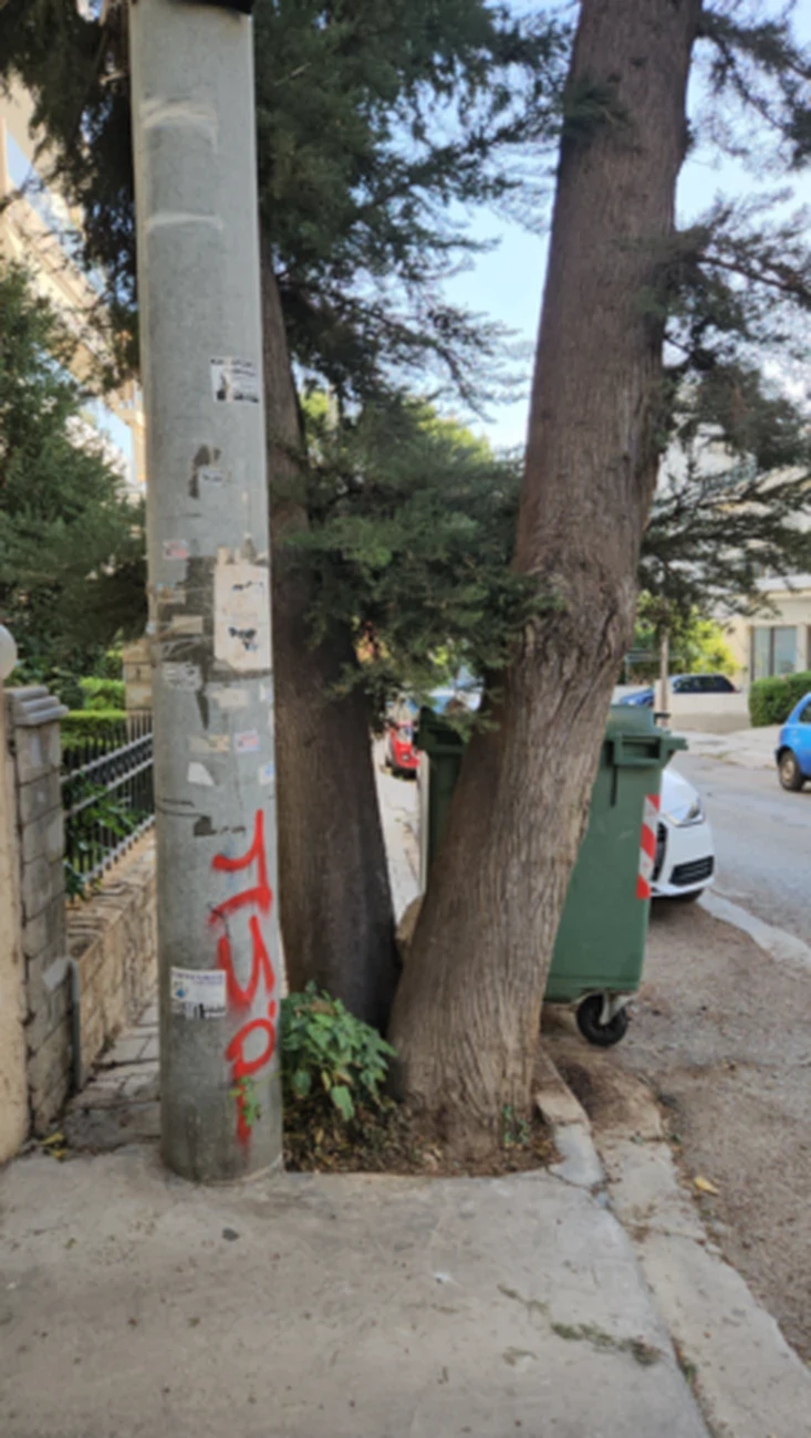Ποιο είναι το νόμιμο πλάτος για ένα πεζοδρόμιο; Οι τεχνικές προδιαγραφές και τα εμπόδια από κολώνες στη Γλυφάδα