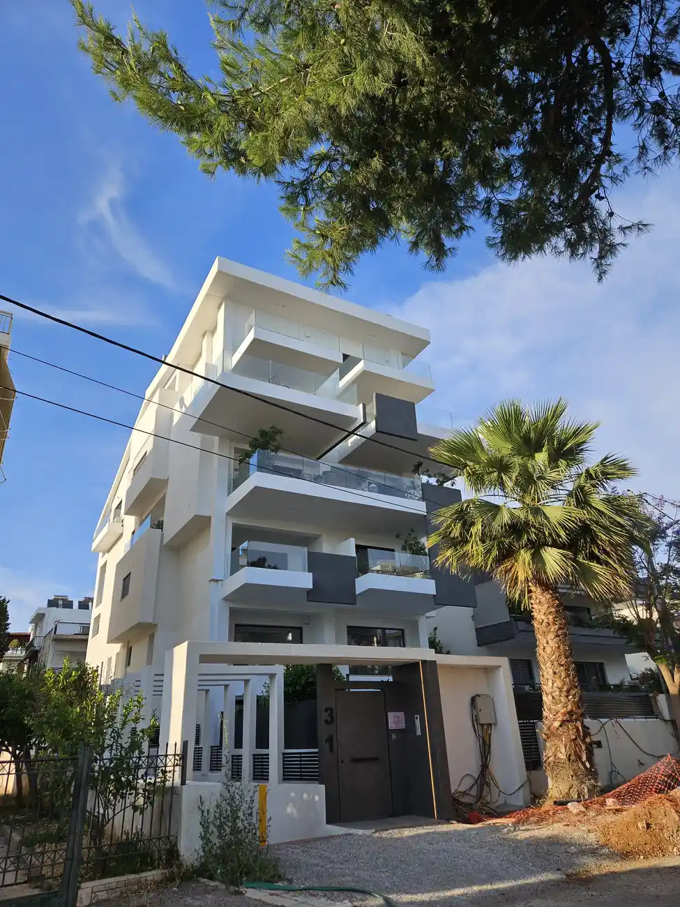Πότε θα γίνει η υπογειοποίηση των καλωδίων του ρεύματος; Το εναέριο δίκτυο της ΔΕΗ που εμποδίζει τα νέα κτίρια στη Γλυφάδα
