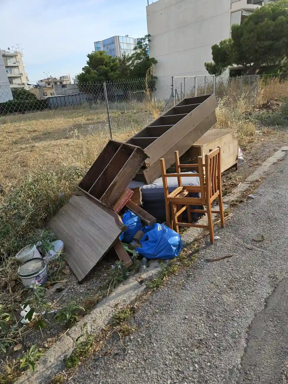 Πέταξαν ολόκληρο δωμάτιο στο πεζοδρόμιο της Γλυφάδας! Ποιος μαζεύει τα σπασμένα;