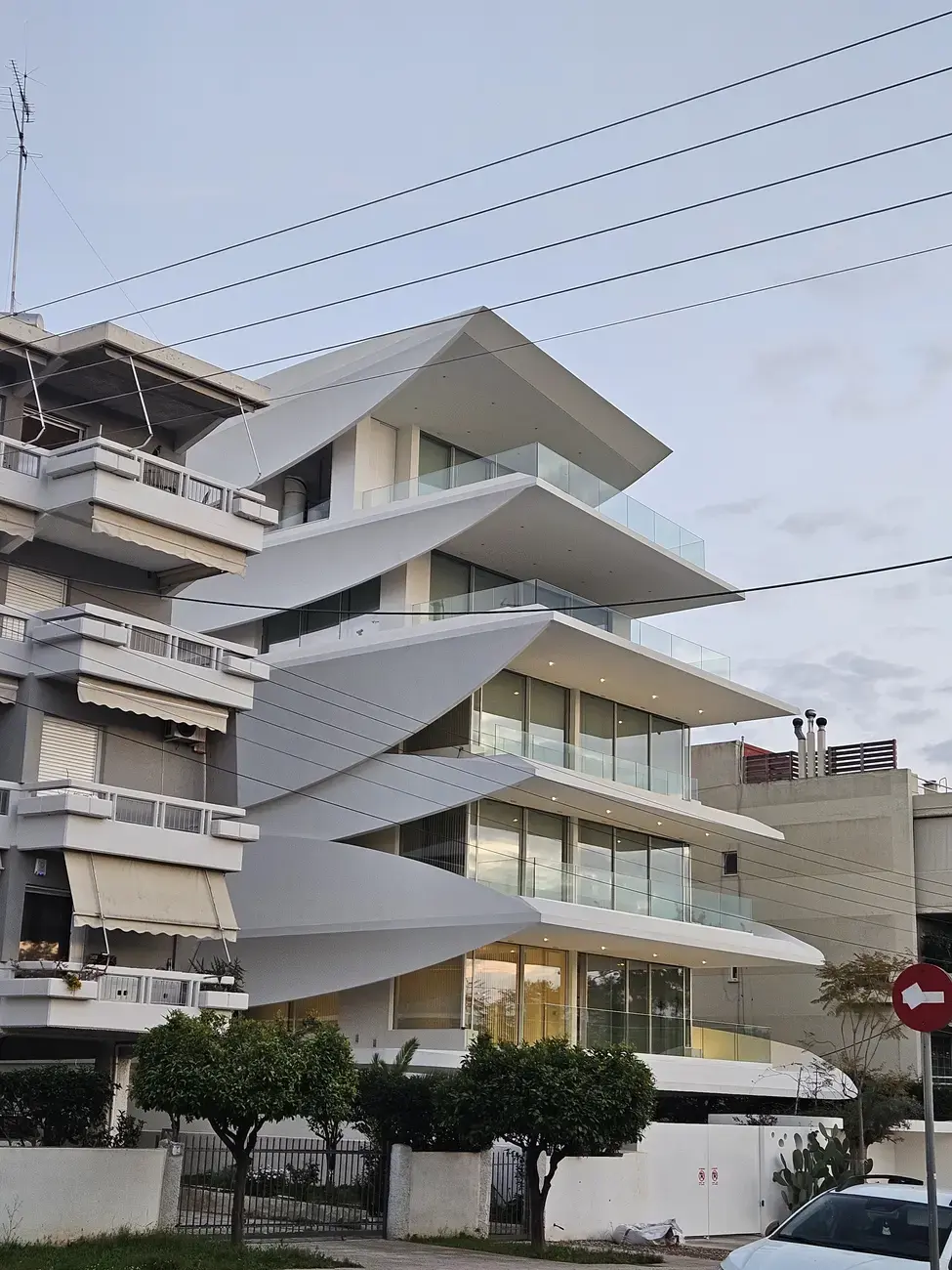 Ποιο αρχιτεκτονικό γραφείο σχεδιάζει τις νέες πολυκατοικίες στη Γλυφάδα; Τα πιο εντυπωσιακά κτίρια στα Νότια Προάστια