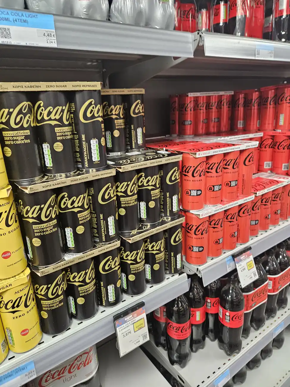Coca-Cola στα σούπερ μάρκετ της Γλυφάδας: Πόσο κοστίζουν τα κουτάκια της προσφοράς;