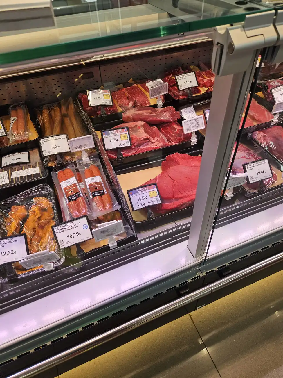 Black Angus σούπερ μάρκετ: Πόσο κοστίζει το premium κρέας στα ψυγεία της Γλυφάδας;