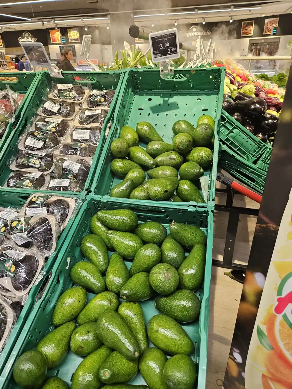 Πράσινα τελάρα σούπερ μάρκετ στη Γλυφάδα γεμάτα με φρέσκα αβοκάντο εισαγωγής