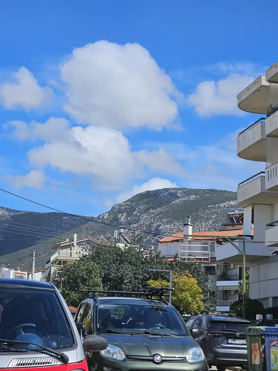 Πυρκαγιές στον Υμηττό: Πώς επηρεάζει ο καιρός τον κίνδυνο φωτιάς στη Γλυφάδα;