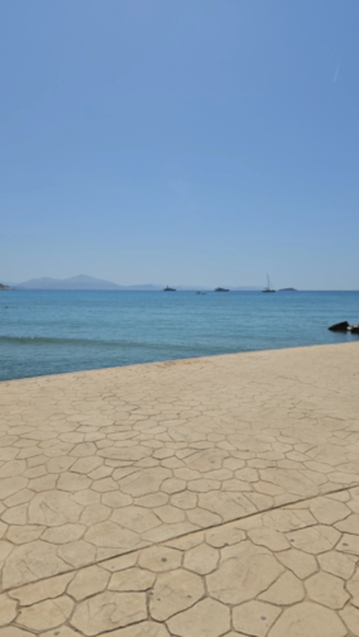Γιατί ζεστάθηκαν απότομα τα νερά στον Σαρωνικό; Οι αλλαγές στα θαλάσσια ρεύματα λόγω καύσωνα στη Βάρκιζα