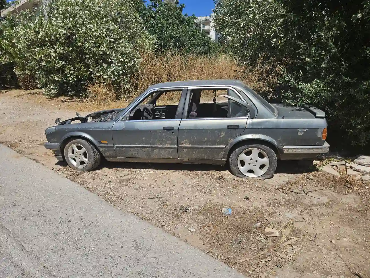 Πού καταλήγουν τα διαλυμένα οχήματα χωρίς πινακίδες; Η εγκαταλελειμμένη BMW E30 σε οικόπεδο της Γλυφάδας