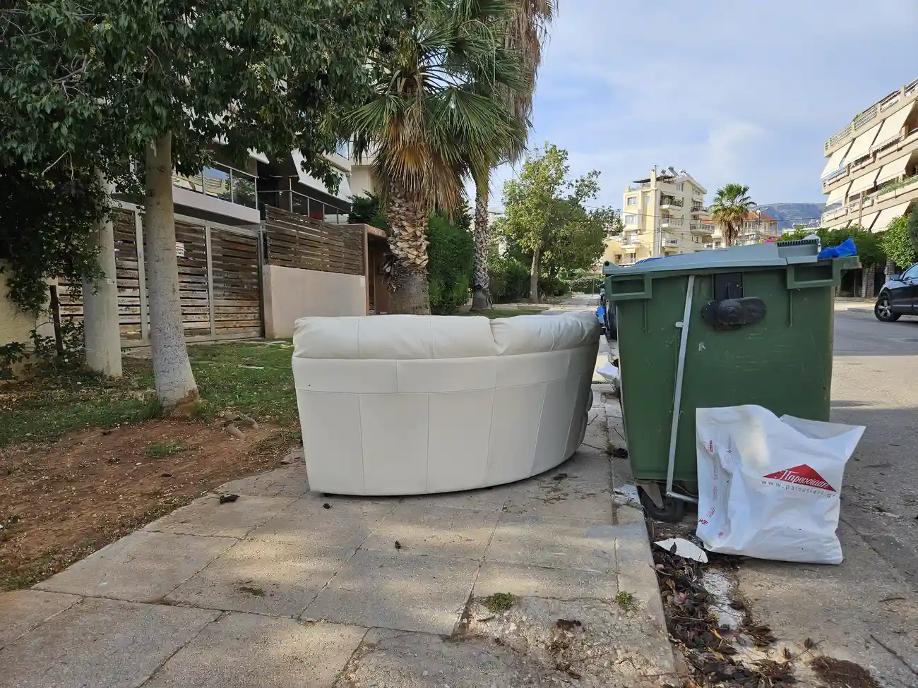 Πώς ξαναζωντανεύουν τα παρατημένα έπιπλα των Νοτίων Προαστίων; Τα μυστικά για τη μεταποίηση δερμάτινων καναπέδων στη Γλυφάδα