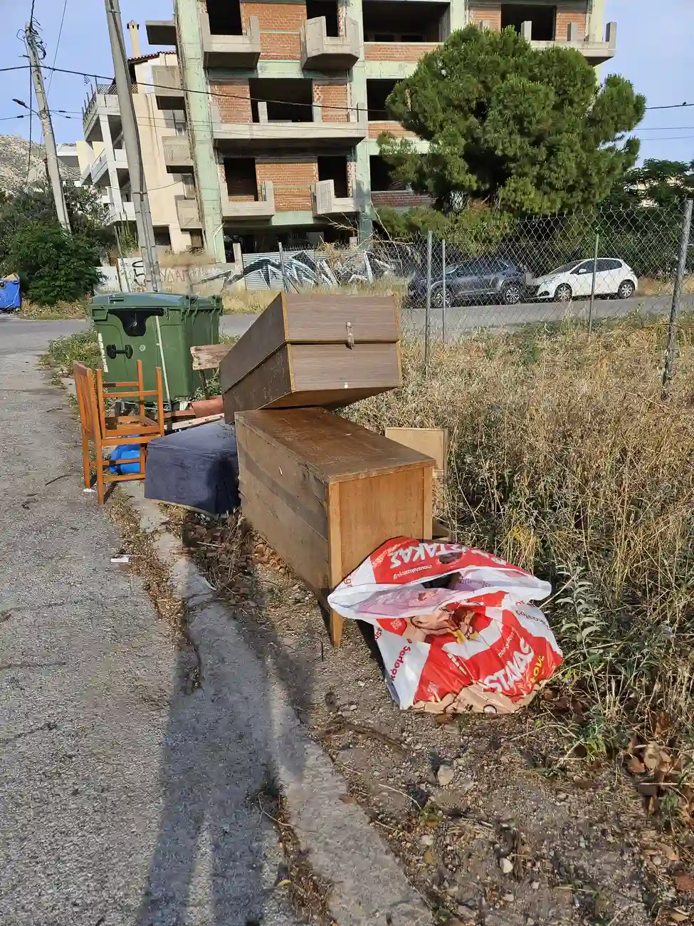 Δήμοι – Γλυφάδα: Πού τηλεφωνούμε για μάζεμα επίπλων και ογκωδών αντικειμένων; Η διαδικασία και τα πρόστιμα