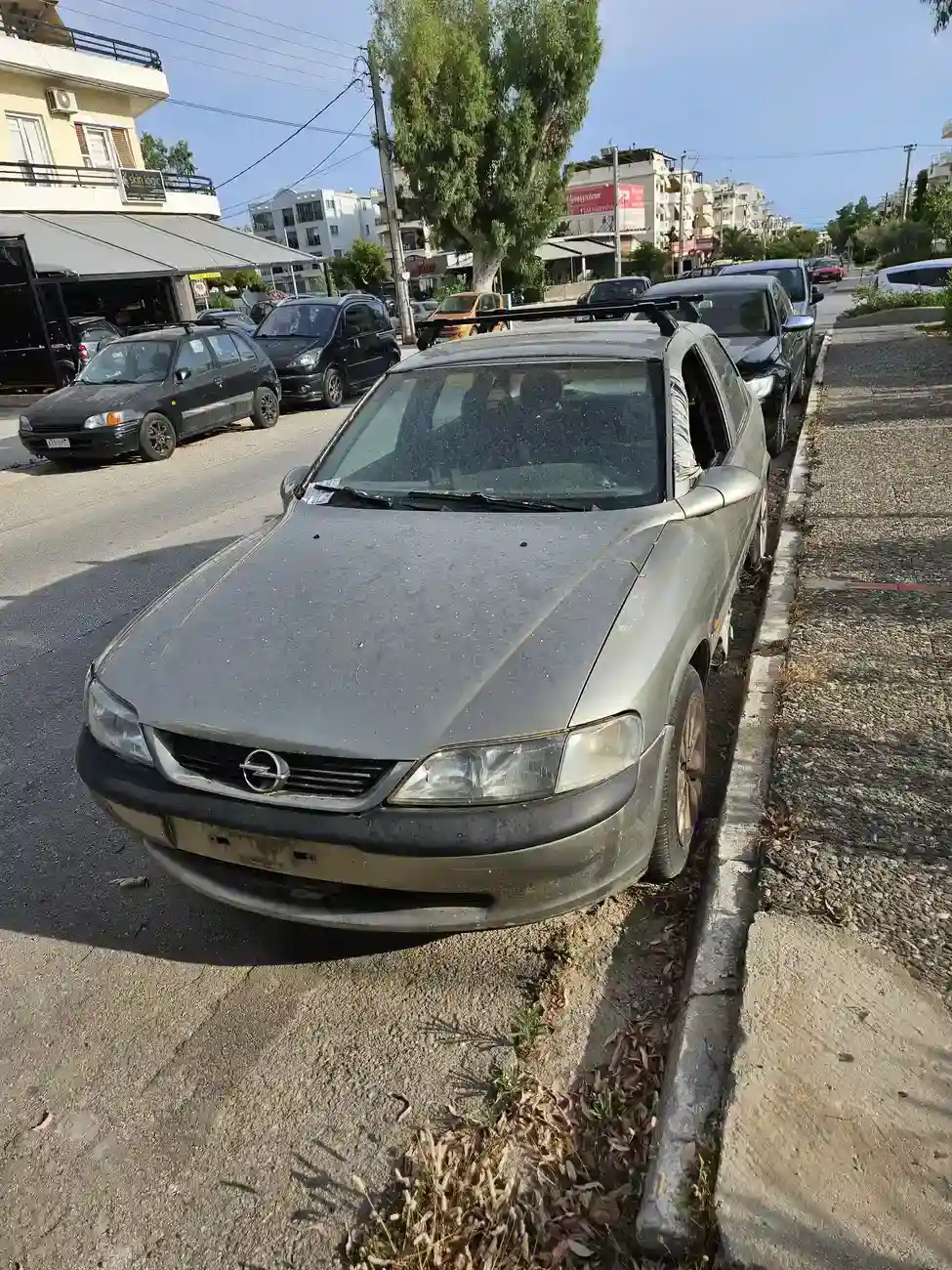 Πόσες μέρες χρειάζονται για να μαζέψει ο δήμος ένα παρατημένο αυτοκίνητο; Η νομοθεσία για τα σαράβαλα στη Γλυφάδα