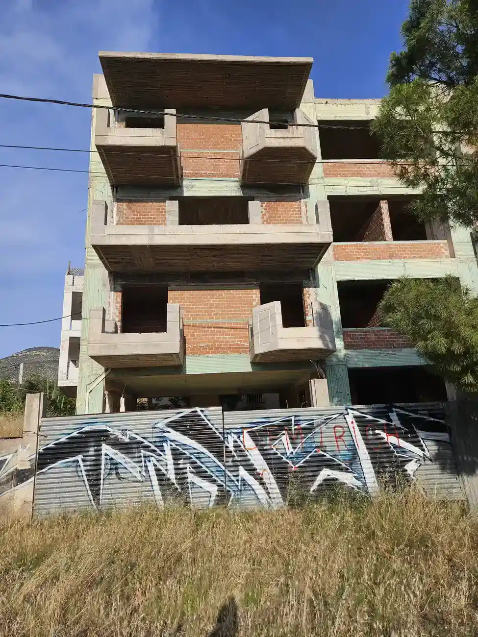 Πότε θεωρείται επικίνδυνη μια ημιτελής οικοδομή; Οι νομικές διαδικασίες για παρατημένα γιαπιά στη Γλυφάδα