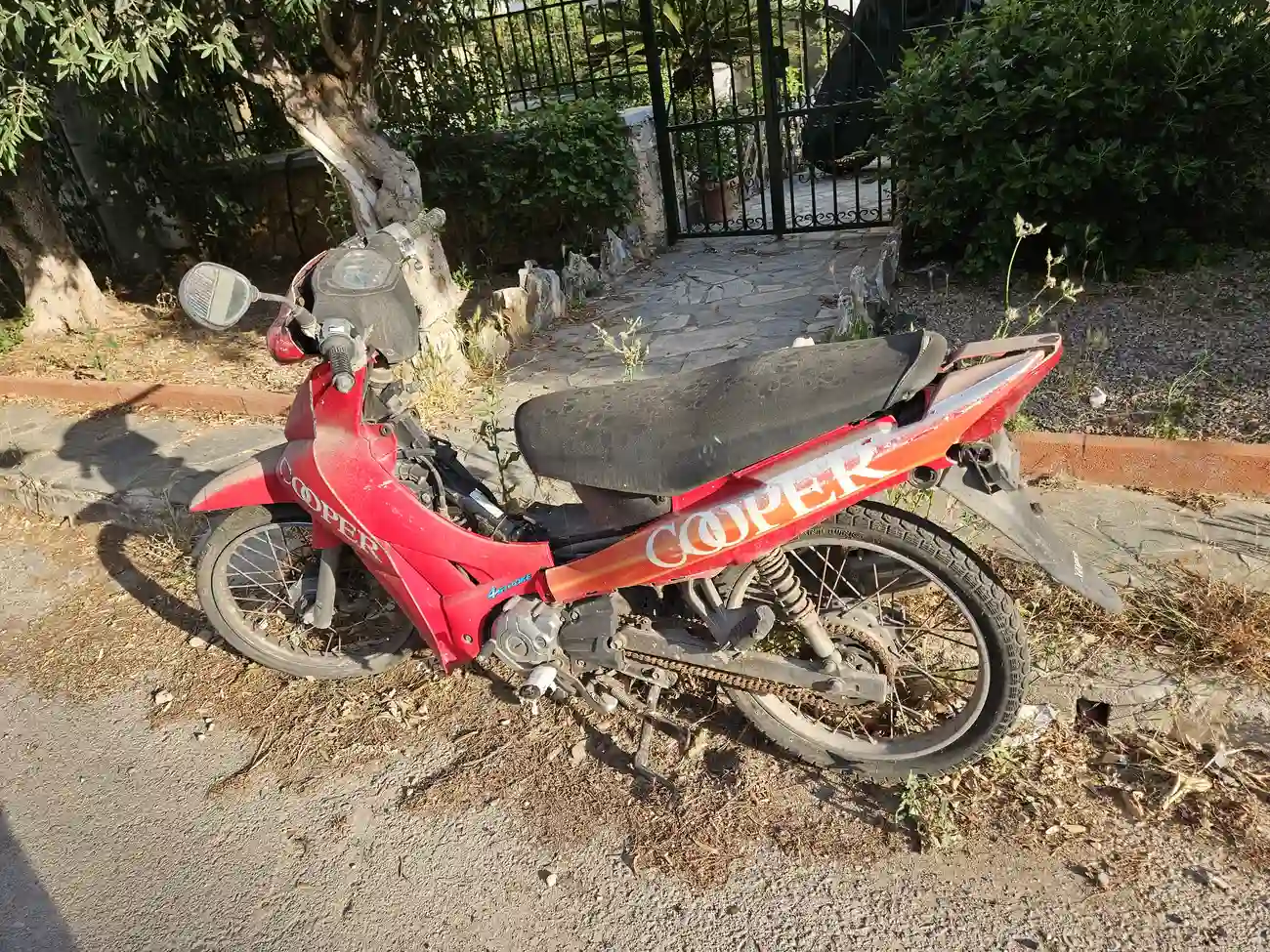 Πού καταγγέλλουμε τα παρατημένα δίκυκλα στη γειτονιά; Η κρυφή διαδικασία για απομάκρυνση μοτοσυκλετών στη Γλυφάδα