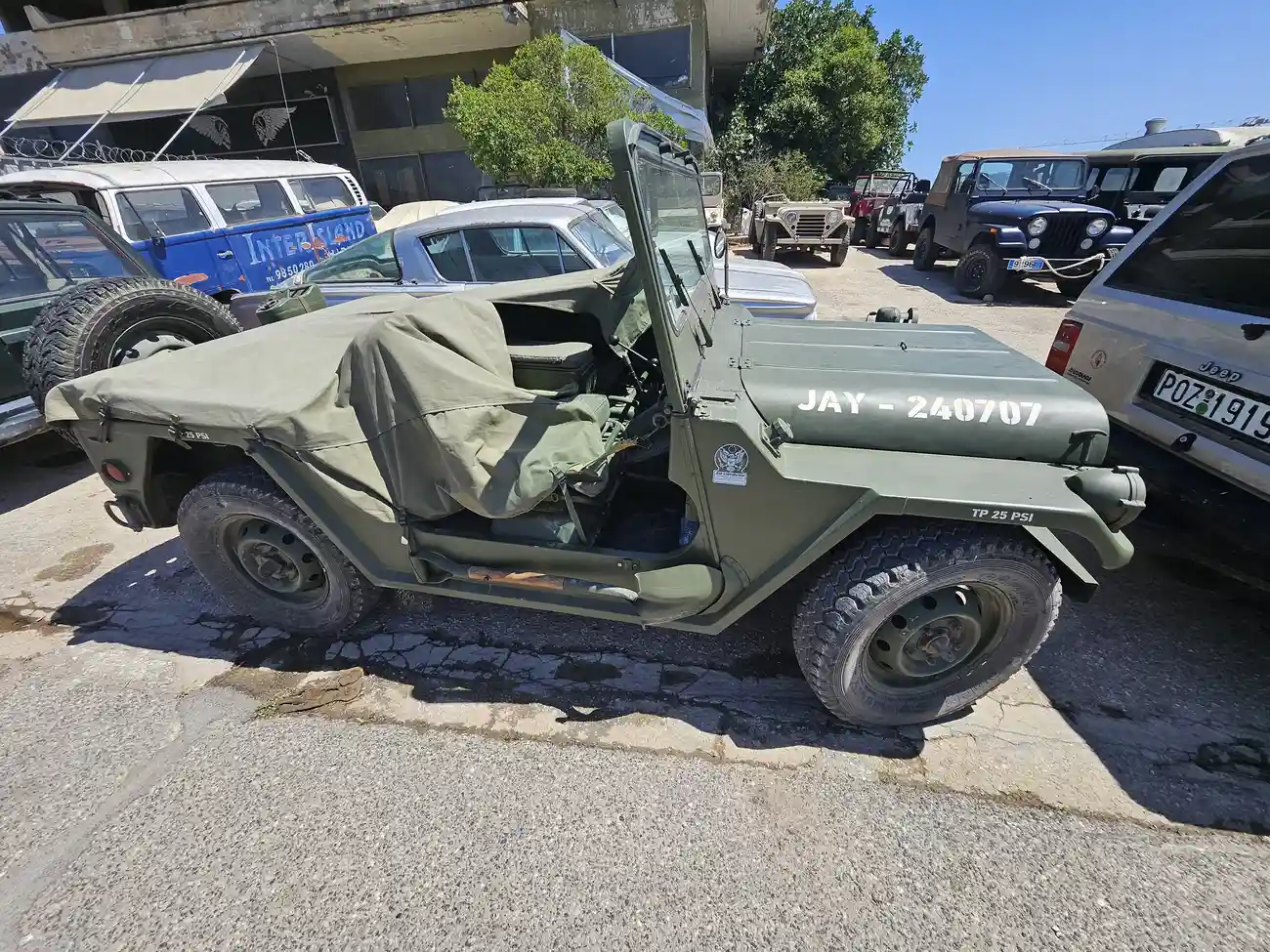 Πού αναπαλαιώνουν στρατιωτικά τζιπ στα Νότια Προάστια; Η κρυφή γωνιά στη Γλυφάδα που ξαναζωντανεύει τους θρύλους