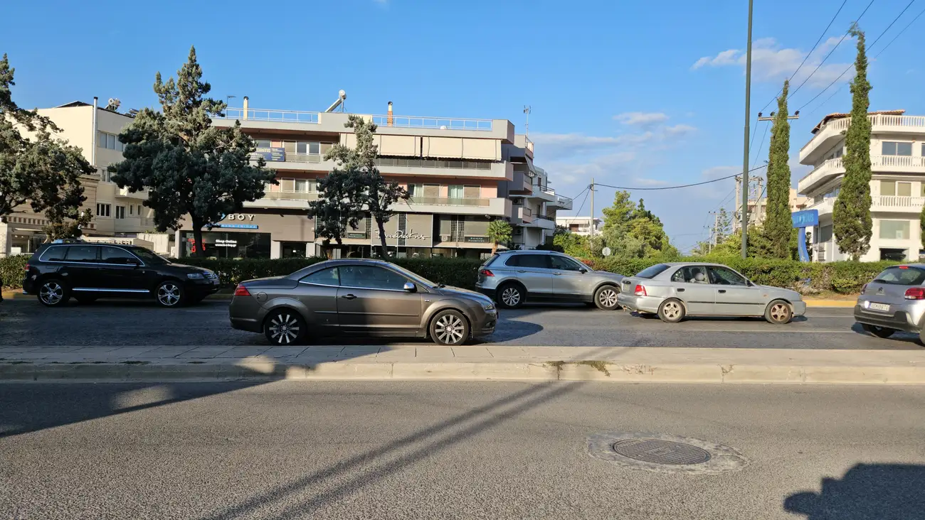 Πού εντοπίζονται τα μεγαλύτερα προβλήματα με το παρκάρισμα στη Βουλιαγμένη;
