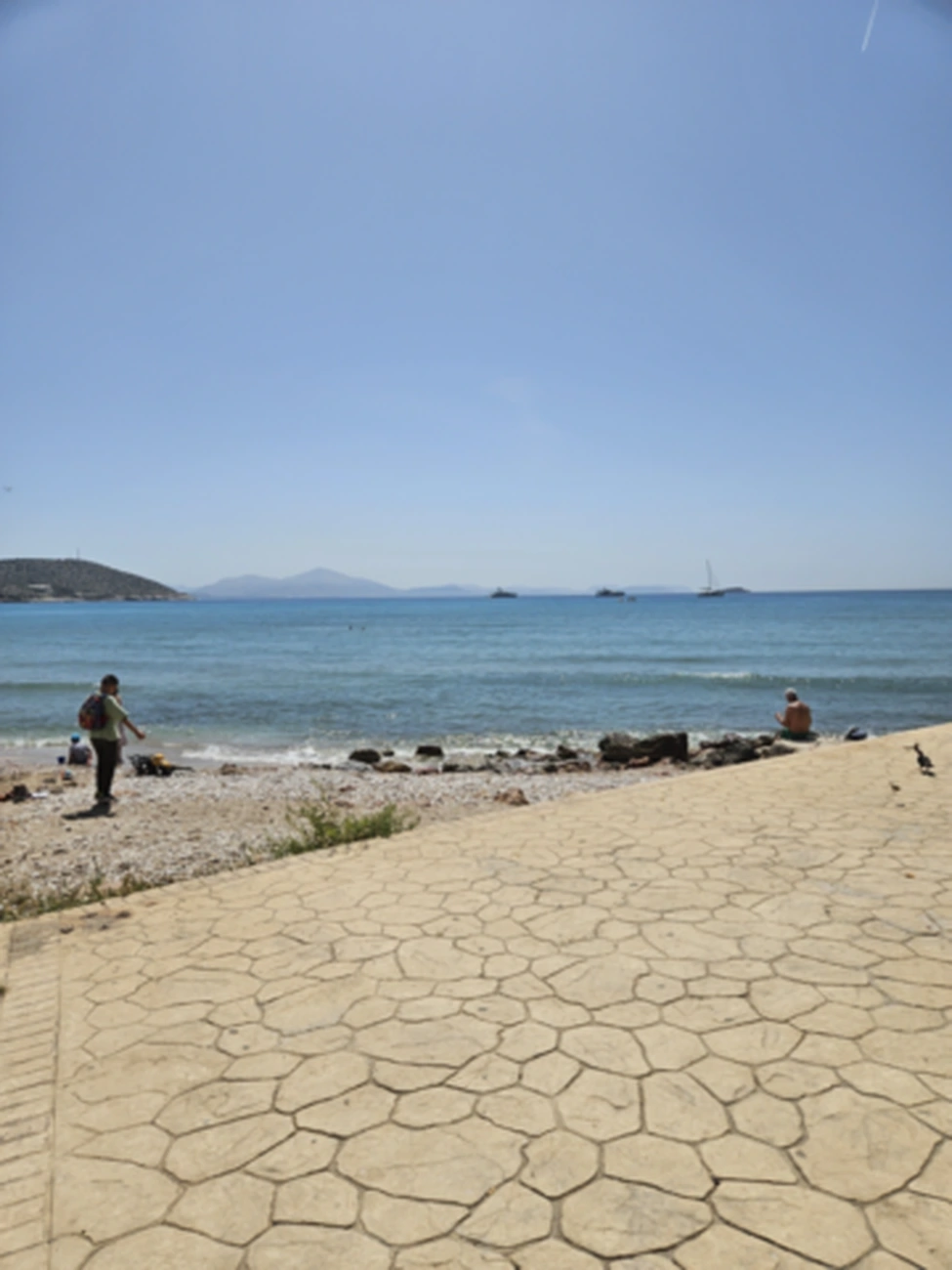 Πόσο κοστίζει το μπάνιο στη Βάρκιζα; Οι πραγματικές τιμές για είσοδο και ξαπλώστρες
