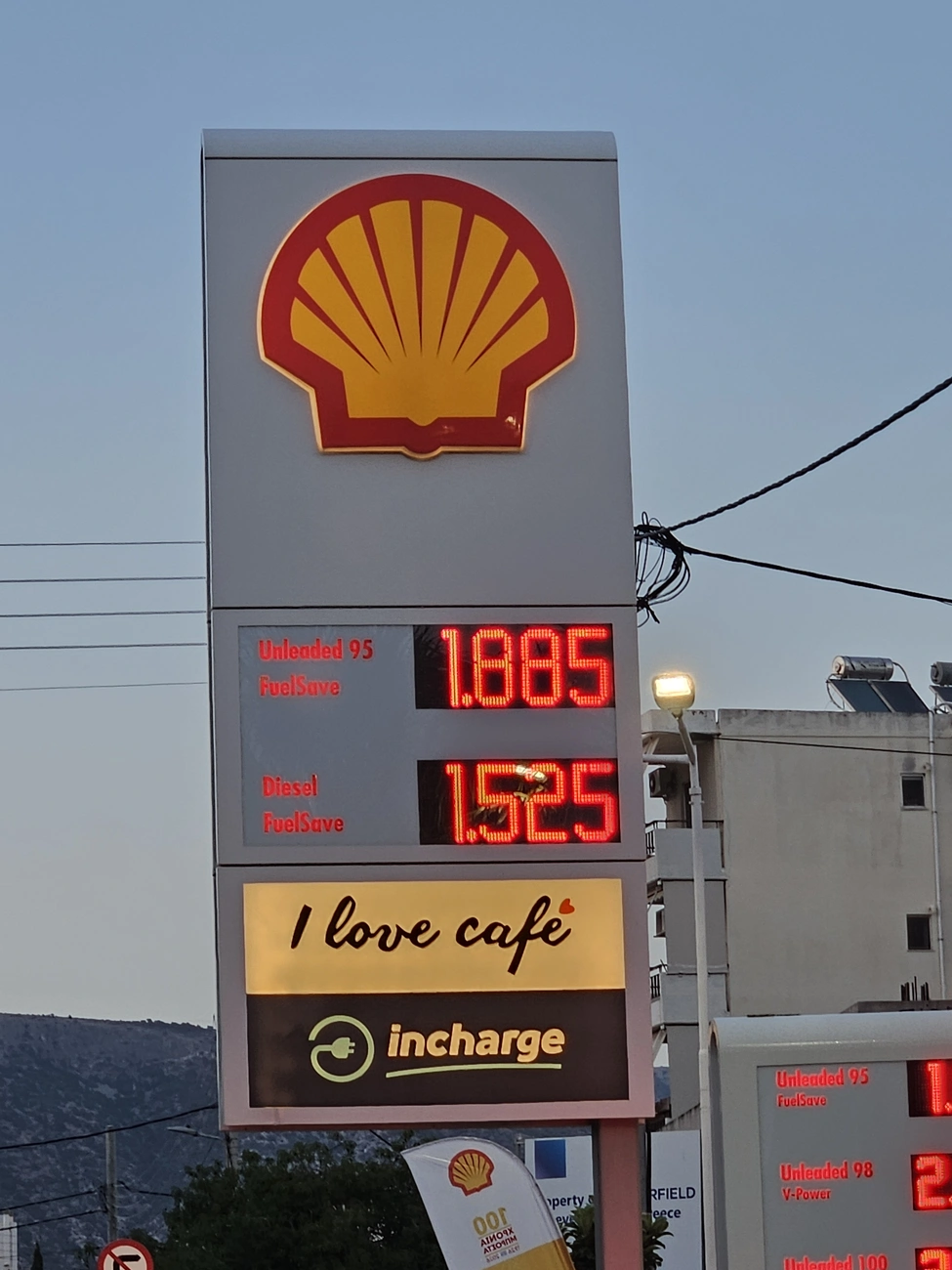 Επιτόπιο ρεπορτάζ στη Γλυφάδα: Η βενζίνη επέστρεψε σε προπολεμικές τιμές – Δείτε τις ταμπέλες και συγκρίνετε