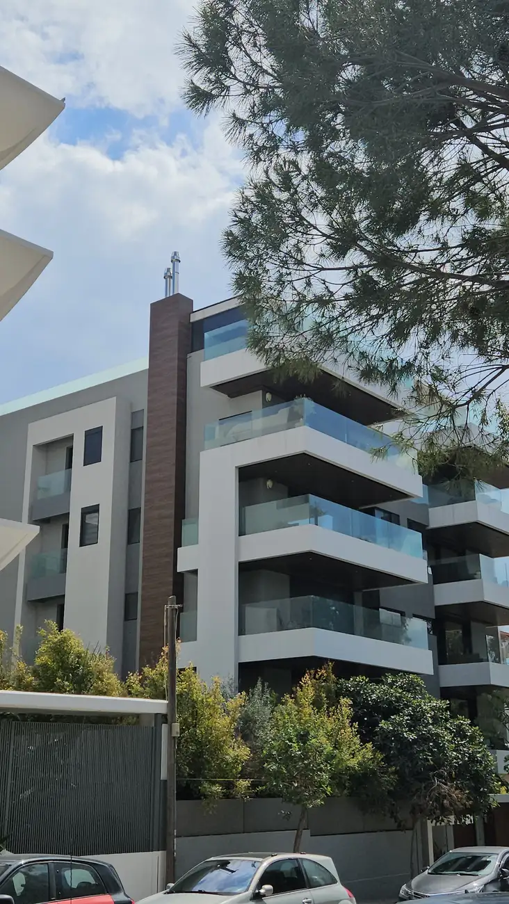 Σύγχρονη πενταώροφη πολυκατοικία στα Νότια Προάστια