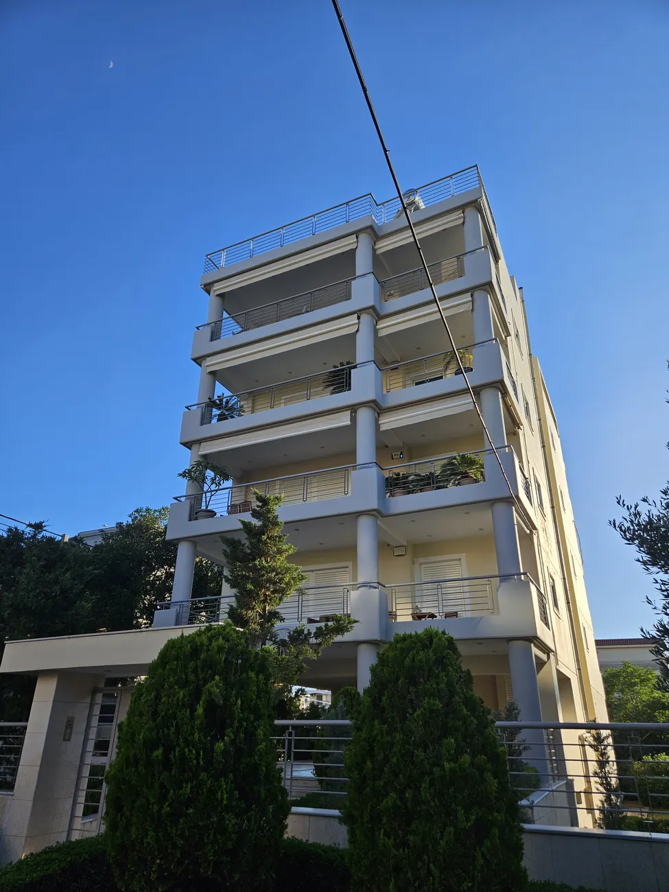 Γιατί ανέβηκαν τόσο τα ενοίκια στη Γλυφάδα; Οι απλησίαστες τιμές στα σπίτια των Νοτίων