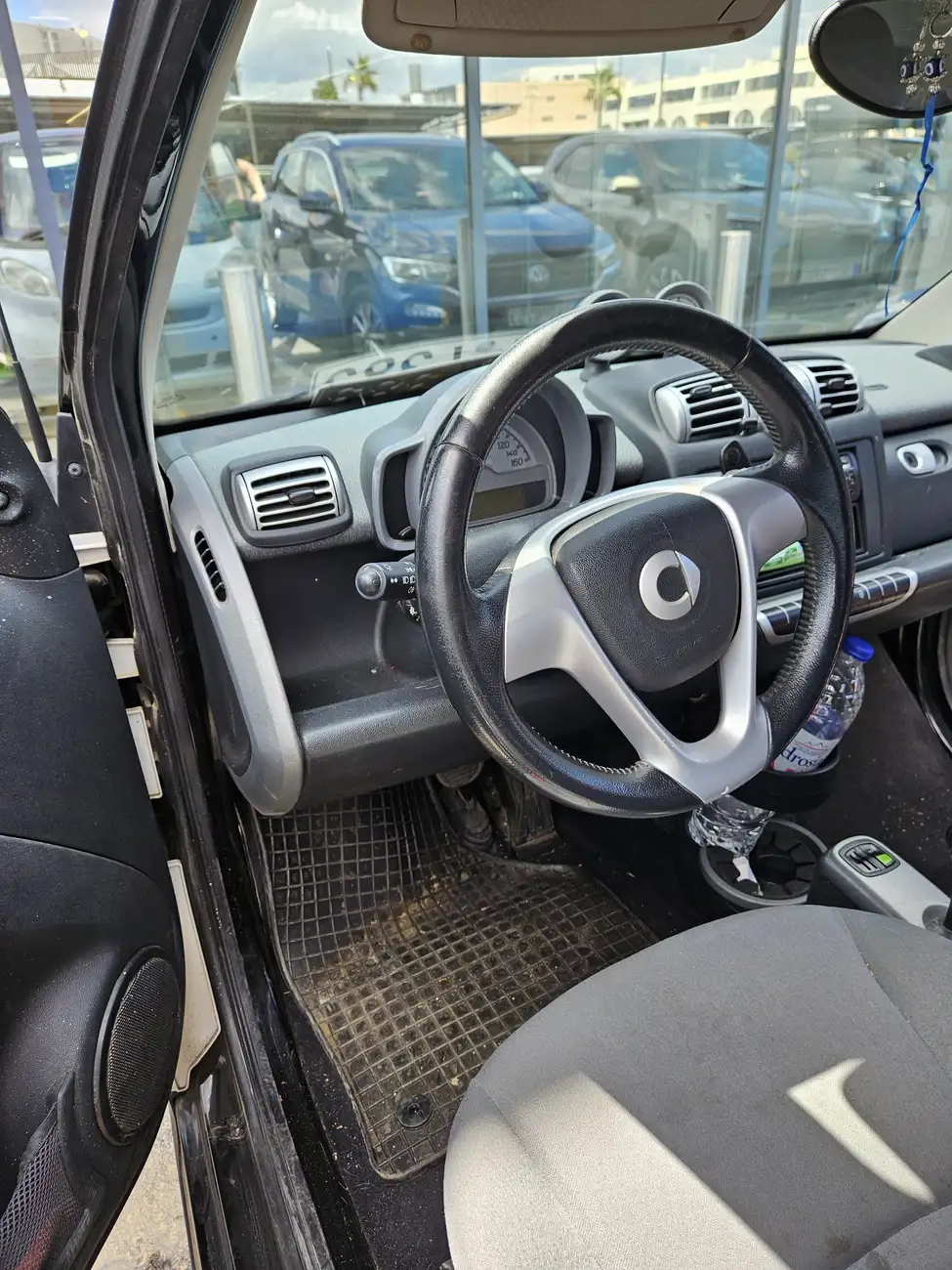 Το εσωτερικό και το τιμόνι ενός Smart ForTwo κατά τη διάρκεια ρεπορτάζ για τον πόλεμο κλεφτών και κλεπταποδόχων στη Γλυφάδα