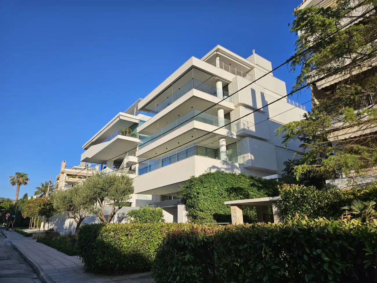 Το real estate της «αποικιοκρατίας» στη Γλυφάδα: Γιατί τα ξένα funds κρατούν κλειστά χιλιάδες σπίτια ενώ υπάρχει στεγαστικό κραχ;