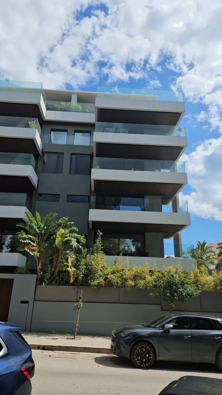 Το real estate της υπερβολής στη Βούλα: Η κάμερά μας κατέγραψε τα νεόδμητα που αλλάζουν την Αθηναϊκή Ριβιέρα