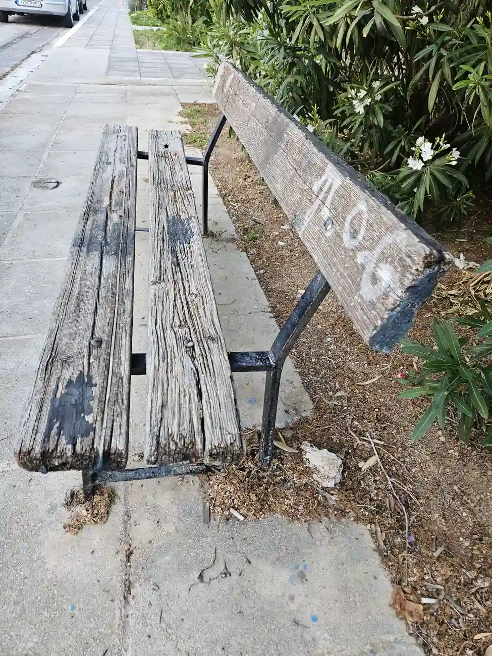 Άνω Γλυφάδα: Πού να κάνω καταγγελία για σπασμένο παγκάκι; Τα προβλήματα στους δρόμους