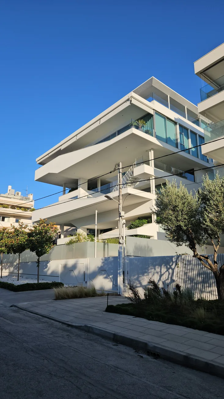 Real Estate Γλυφάδα: Το Νέο Minimal Κτίριο που Συζητάνε