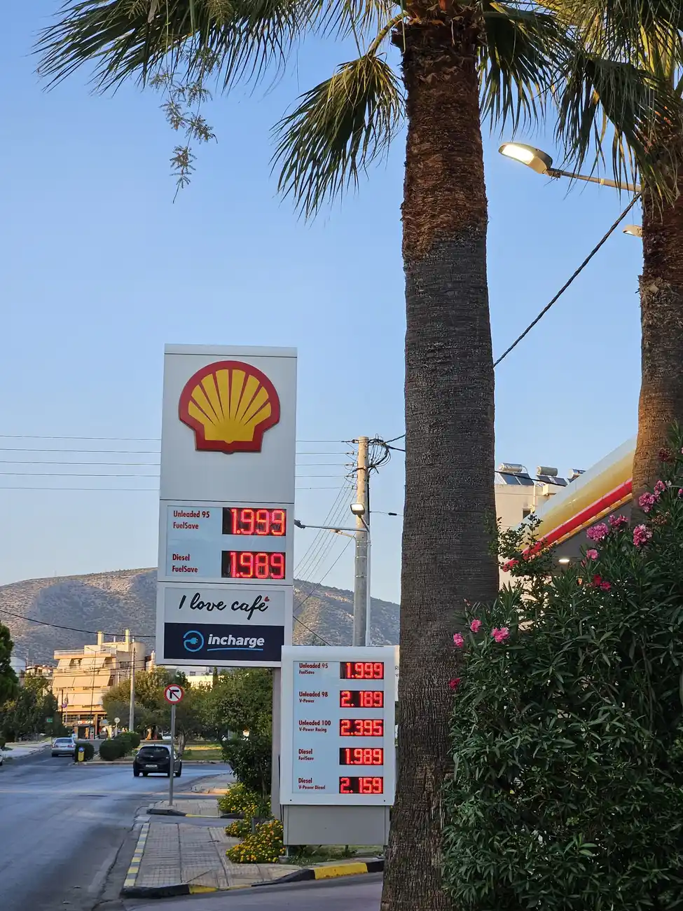 Τιμές καυσίμων Γλυφάδα: Η αμόλυβδη 95 και το ντίζελ κίνησης πολιορκούν τα 2 ευρώ στη Λεωφόρο Βουλιαγμένης