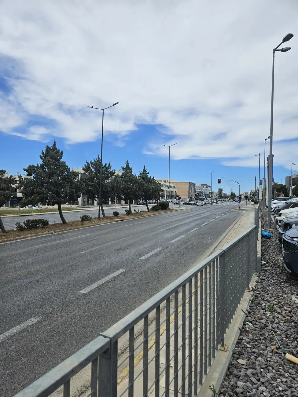 Άδειασε η Γλυφάδα: Εικόνες ερημιάς στη Λεωφόρο Βουλιαγμένης
