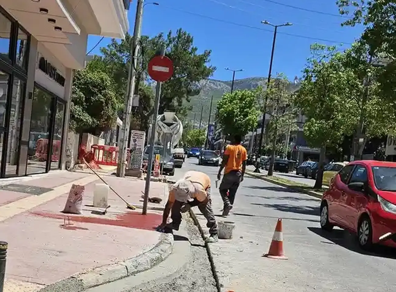 Αργυρούπολη: Το νέο κόκκινο οδόστρωμα στην οδό Ιασονίδου! Τι αποκαλύπτει μια εικόνα από τα έργα
