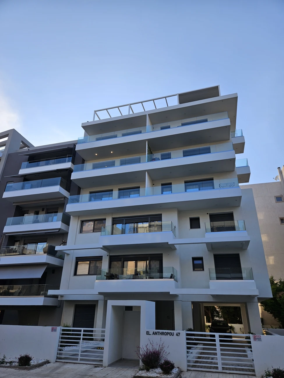 Αγορά σπιτιού στη Γλυφάδα: Το minimal 6όροφο κτίριο στην Ελευθέρου Ανθρώπου 47 που δείχνει πώς είναι οι σύγχρονες premium κατοικίες