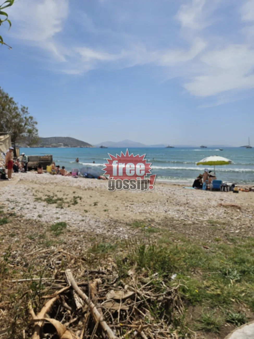 Γλυφάδα παραλία: Η αδιαμόρφωτη πλευρά της ακτής και η μάχη για μια ελεύθερη ψάθα