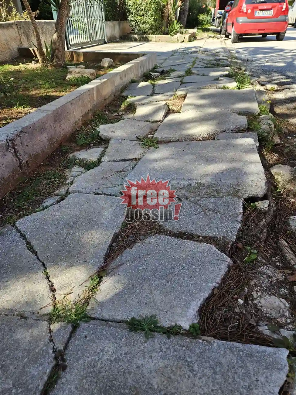 Γλυφάδα πεζοδρόμια: Σπασμένες πλάκες-καρμανιόλα για extreme sports στα Νότια Προάστια
