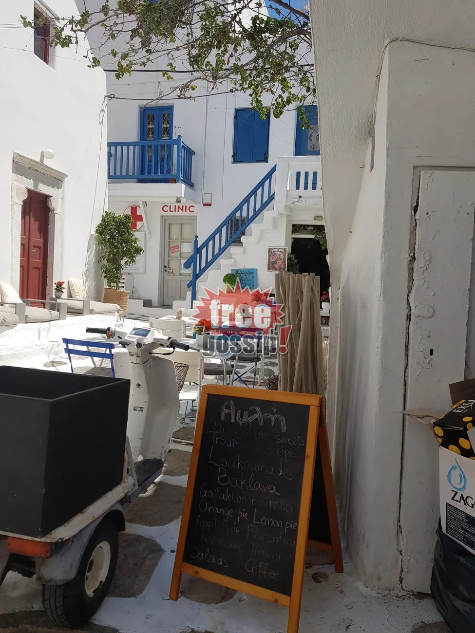 Μύκονος: Το «παράδοξο» της διπλανής πόρτας – Όταν το ιατρείο και οι λουκουμάδες των 15 ευρώ μοιράζονται το ίδιο σοκάκι