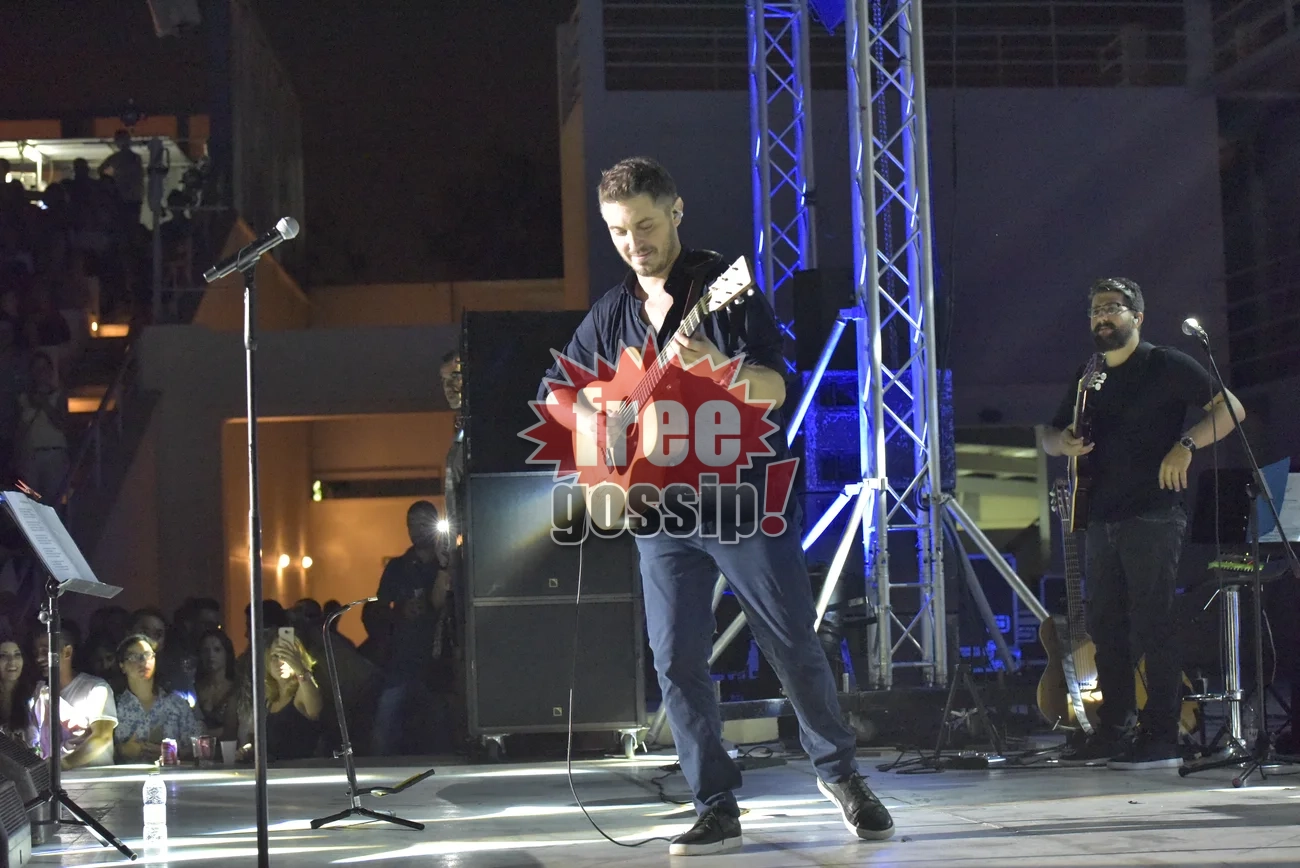 Πειραιάς: Ο Μιχάλης Χατζηγιάννης με την ακουστική κιθάρα του ηλεκτρίζει την ατμόσφαιρα στο κατάμεστο Βεάκειο Θέατρο